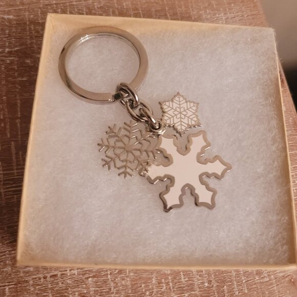 COACH-White/Silver Snowflake Keychain. Brand new. Gift box included - Picture 3 of 7